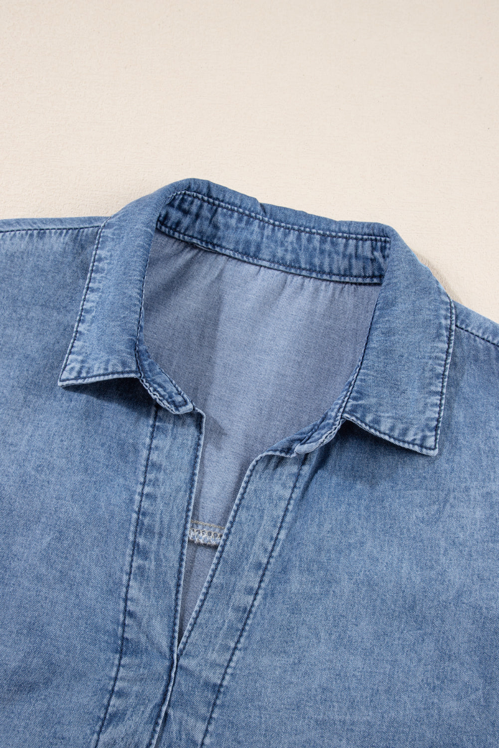 Robe en jean à plusieurs niveaux et col en V délavé à l'acide bleu ciel