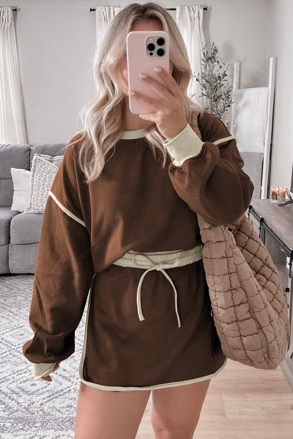 Coffee -colored coat -colored sweater set *