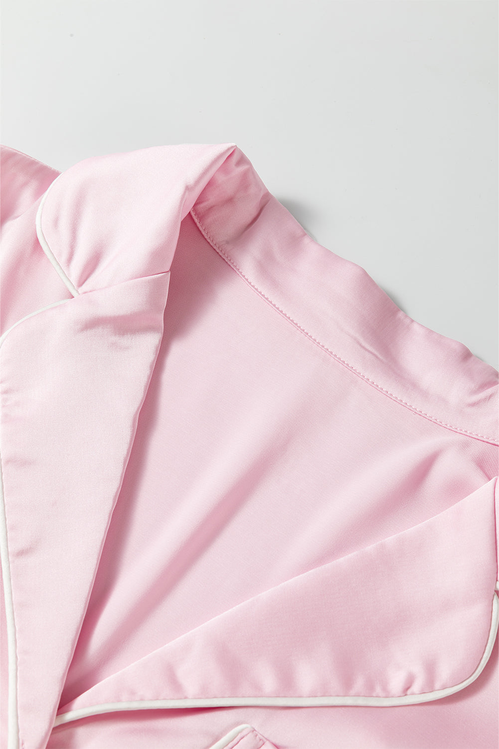 Ensemble chemise et pantalon à volants en satin rose clair-A WOMAN WE LOVE