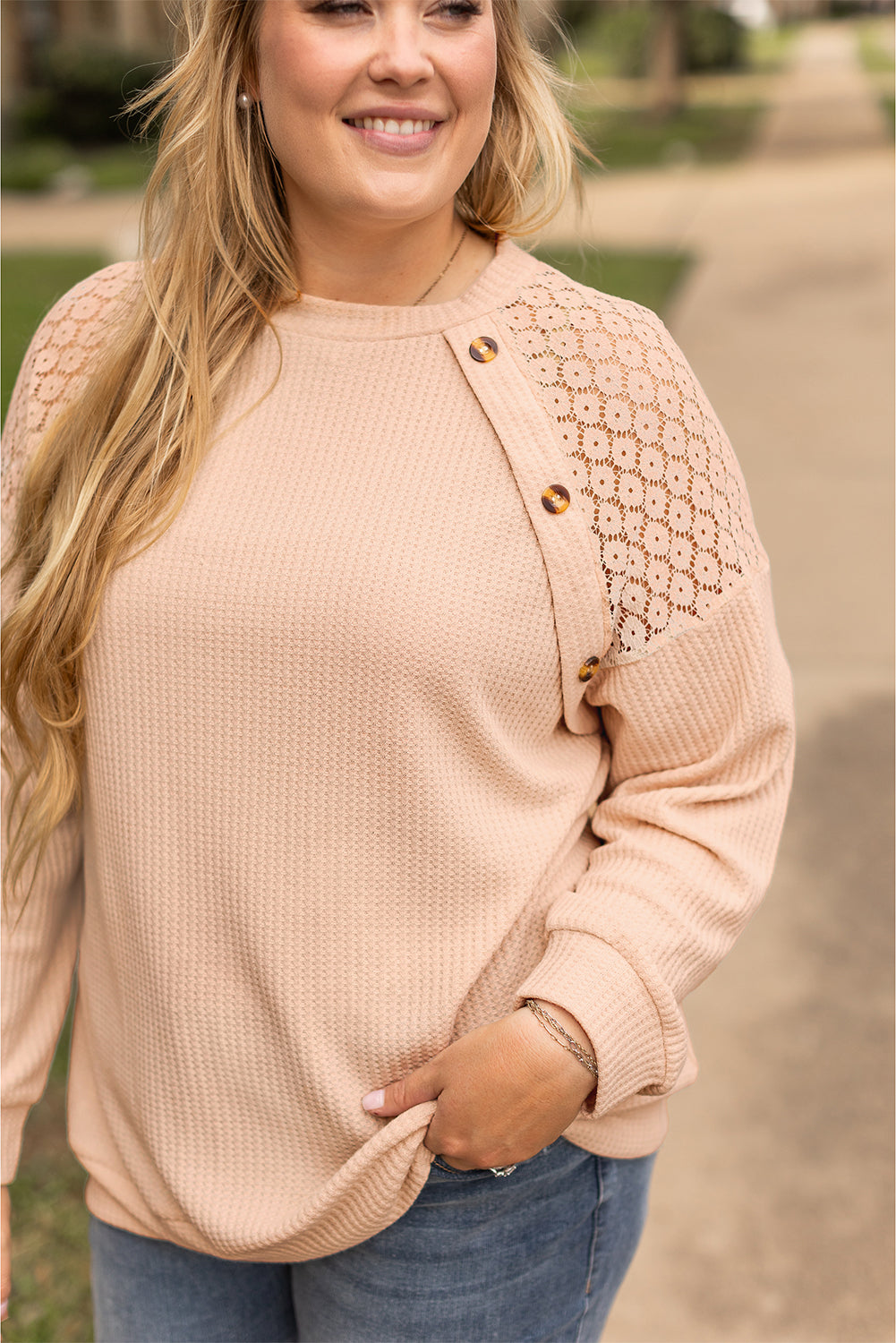 Haut en tricot gaufré beige avec boutons en dentelle et patchwork de grande taille