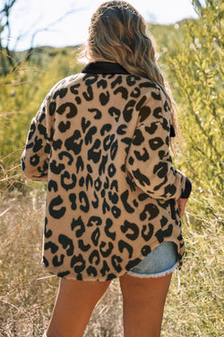 Chaqueta de leopardo de peluche negro con acabados contrastantes