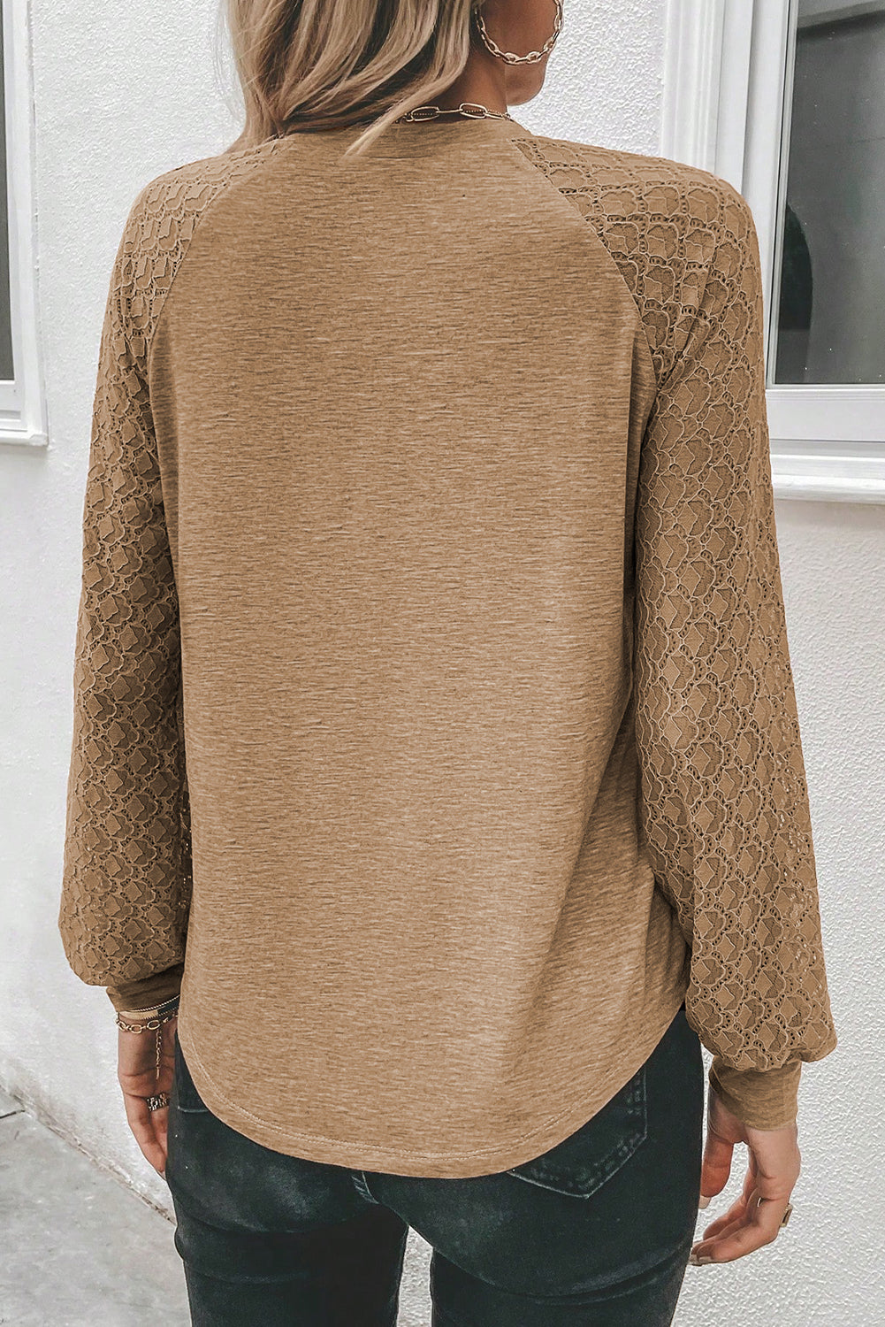 Haut à col rond et manches raglan en dentelle contrastée beige français clair