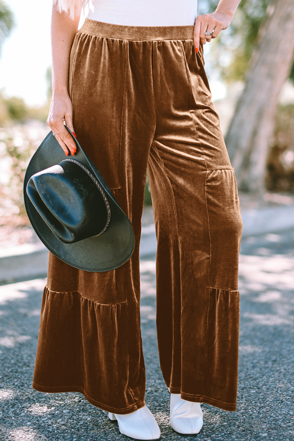 Pantalon large en velours marron à ourlet volanté