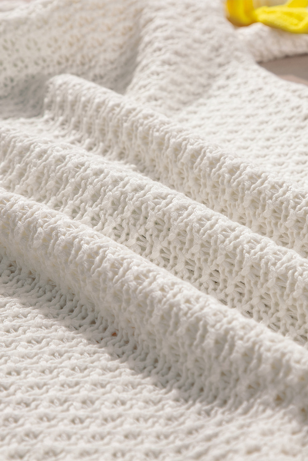 Pull blanc à manches courtes et col montant en tricot avec nœud coloré