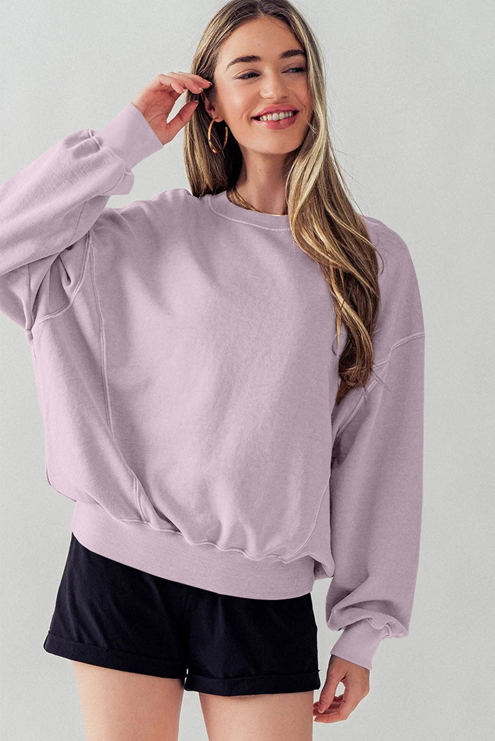 Sweat-shirt à épaules tombantes et manches chauve-souris avec coutures apparentes et pétales d'orchidées