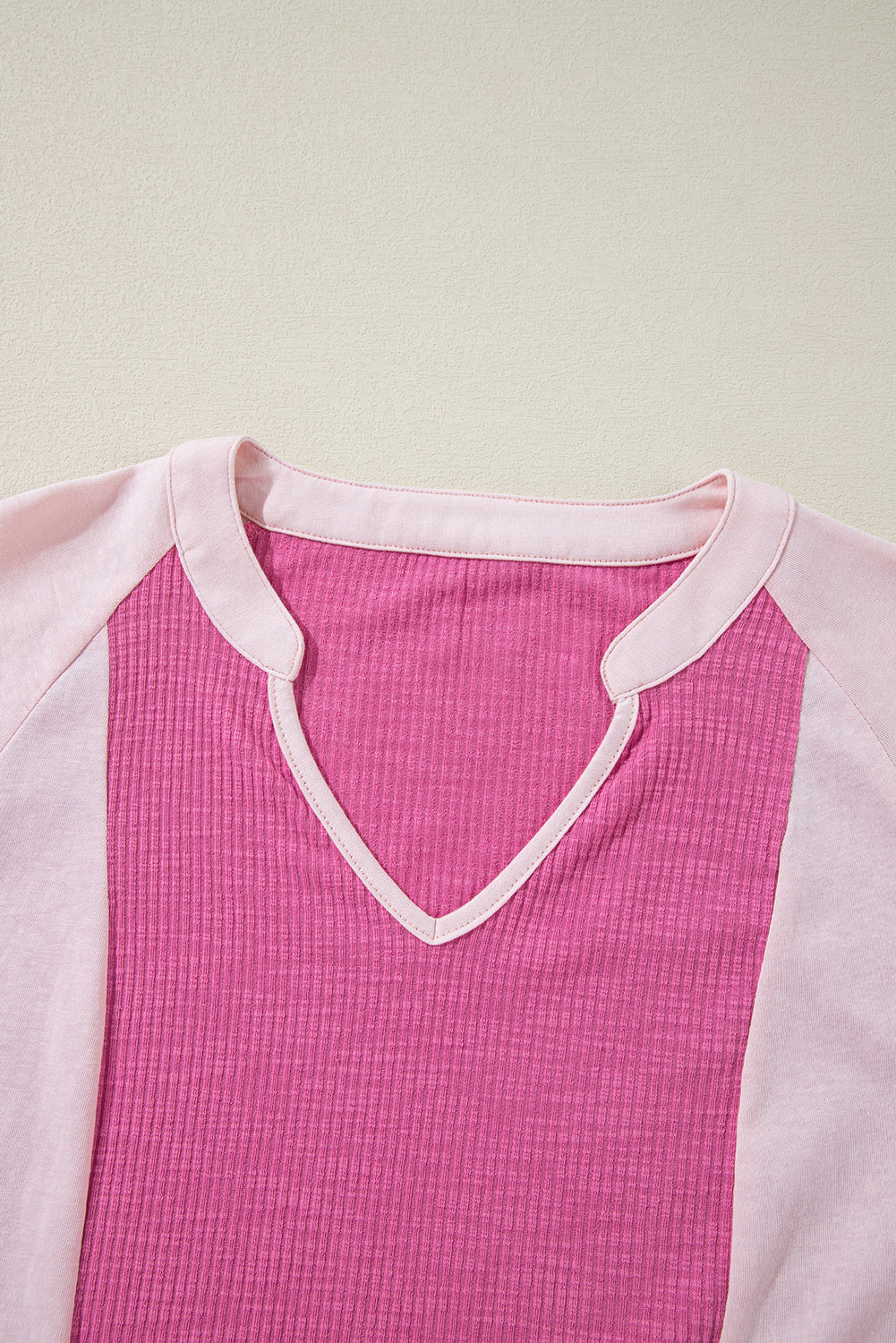 Blusa oversize con mangas 3/4 y bloques de color texturizados en rosa brillante