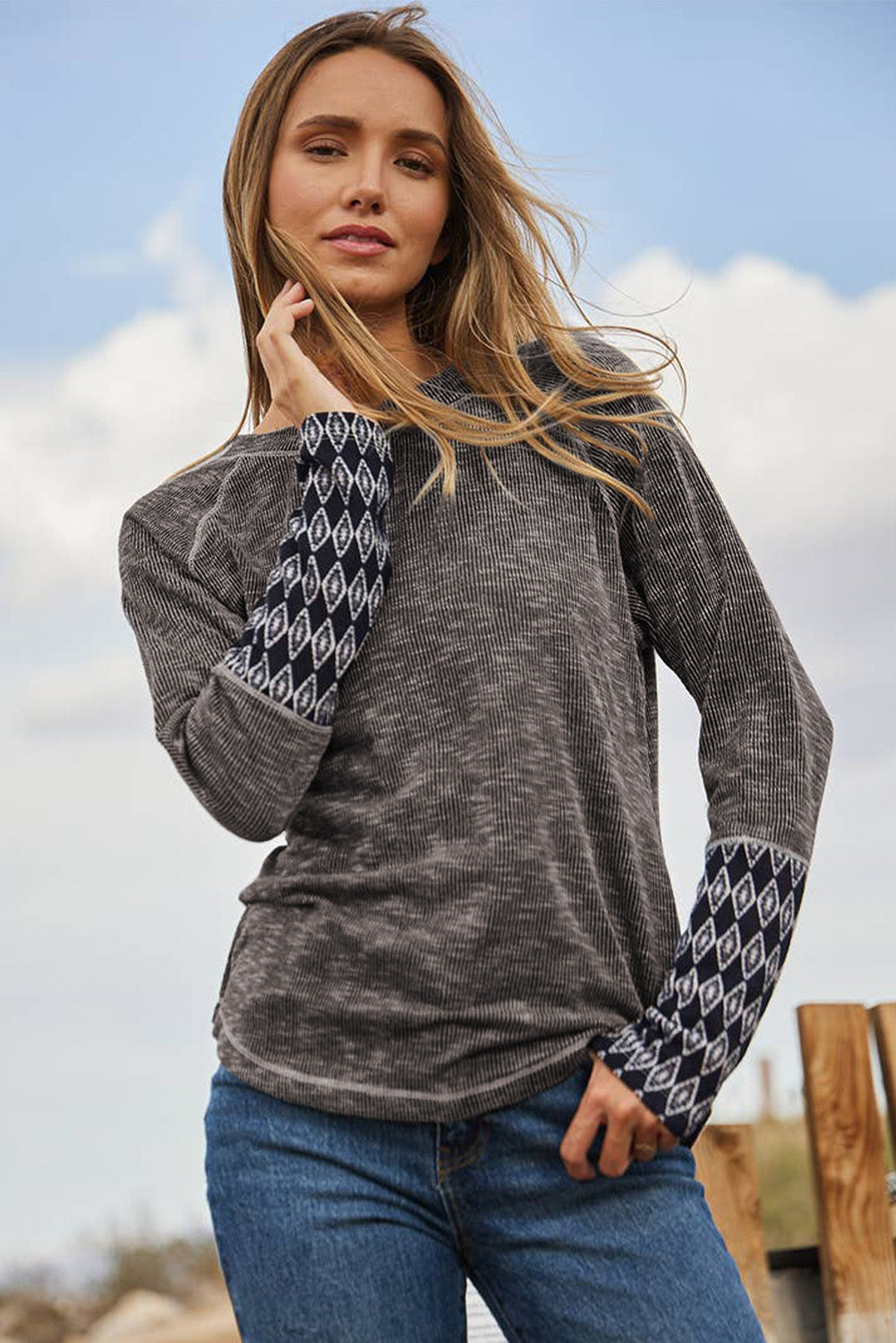 Top de manga larga acanalado con patchwork azteca gris