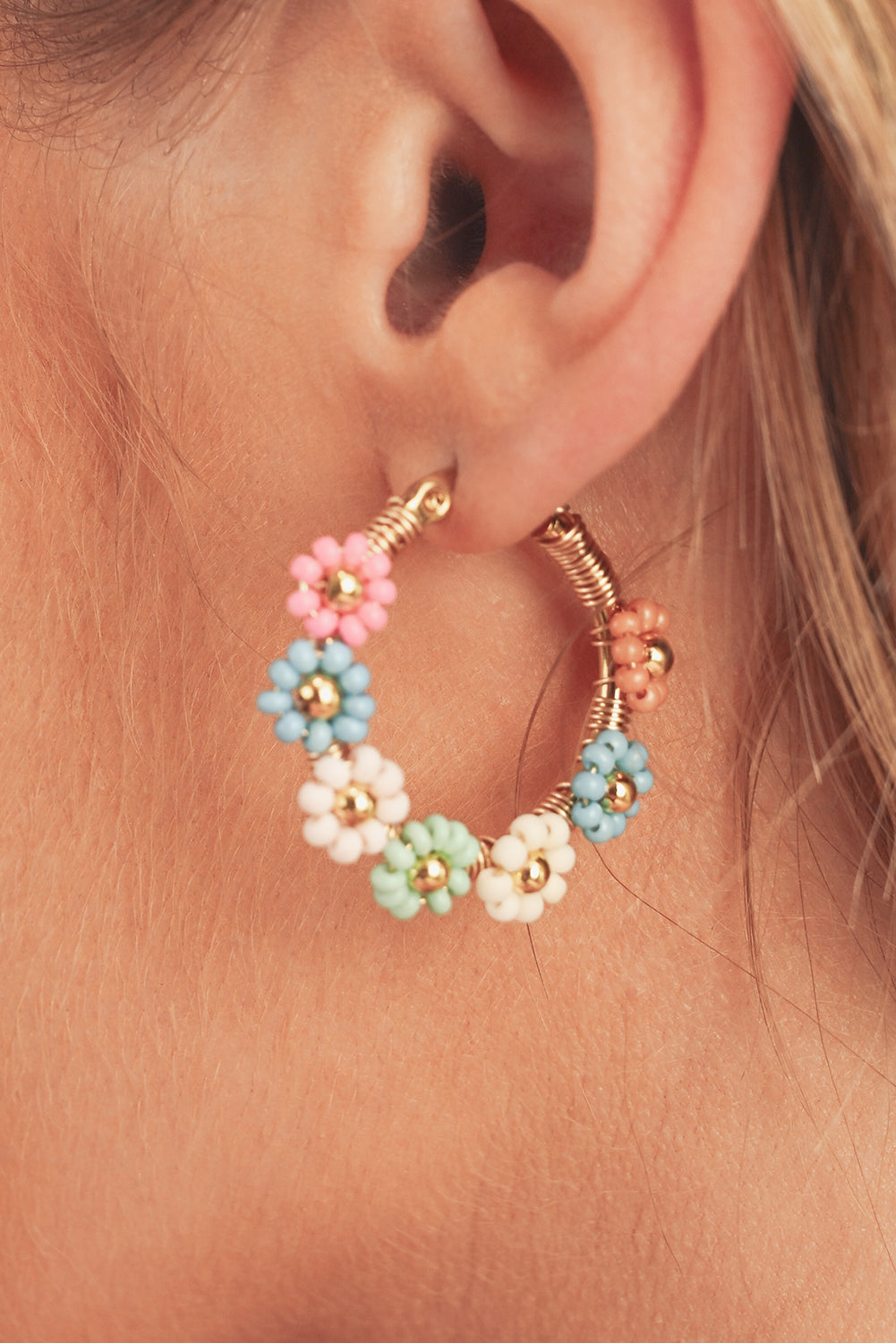 Boucles d'oreilles créoles à fleurs colorées roses