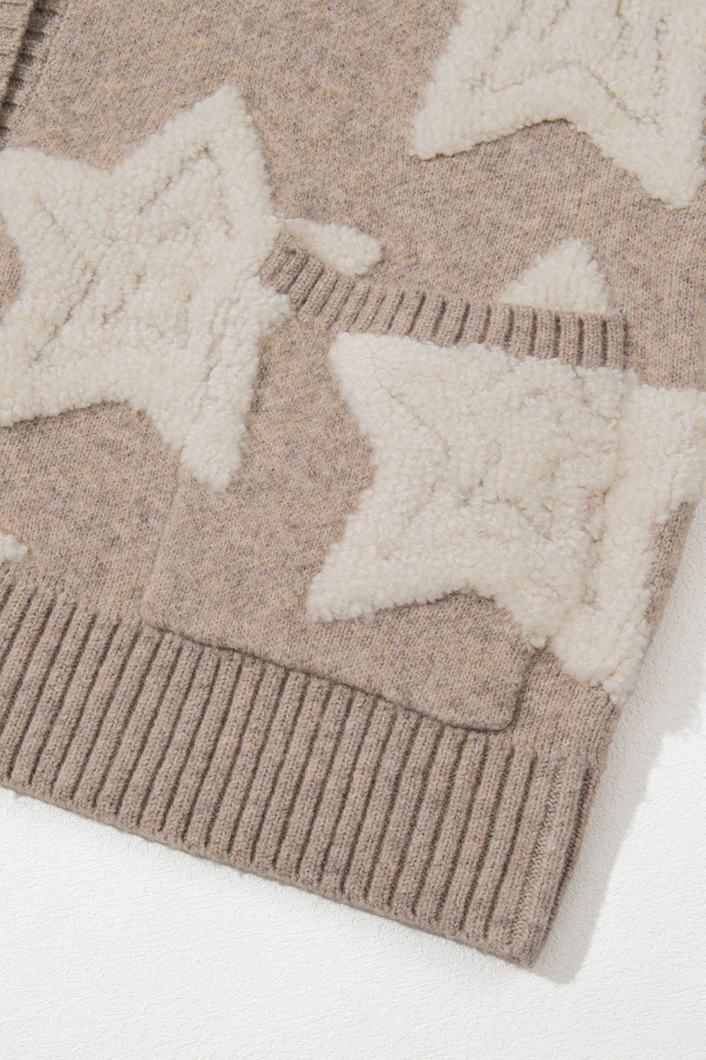 Cardigan pull texturé kaki à motif d'étoiles en sherpa avec poches-A WOMAN WE LOVE