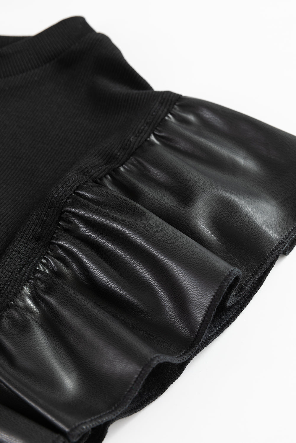 Chemisier en cuir noir à manches volantées *-A WOMAN WE LOVE