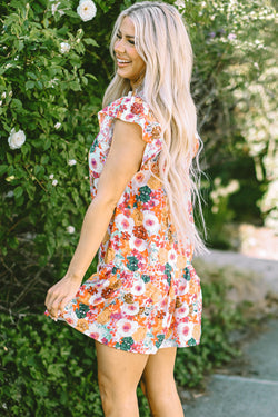 Vestido morado con estampado floral y cuello dividido, mangas flotantes