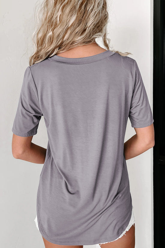 Medium gray t-shirt with clar in V and rounded hem with pockets