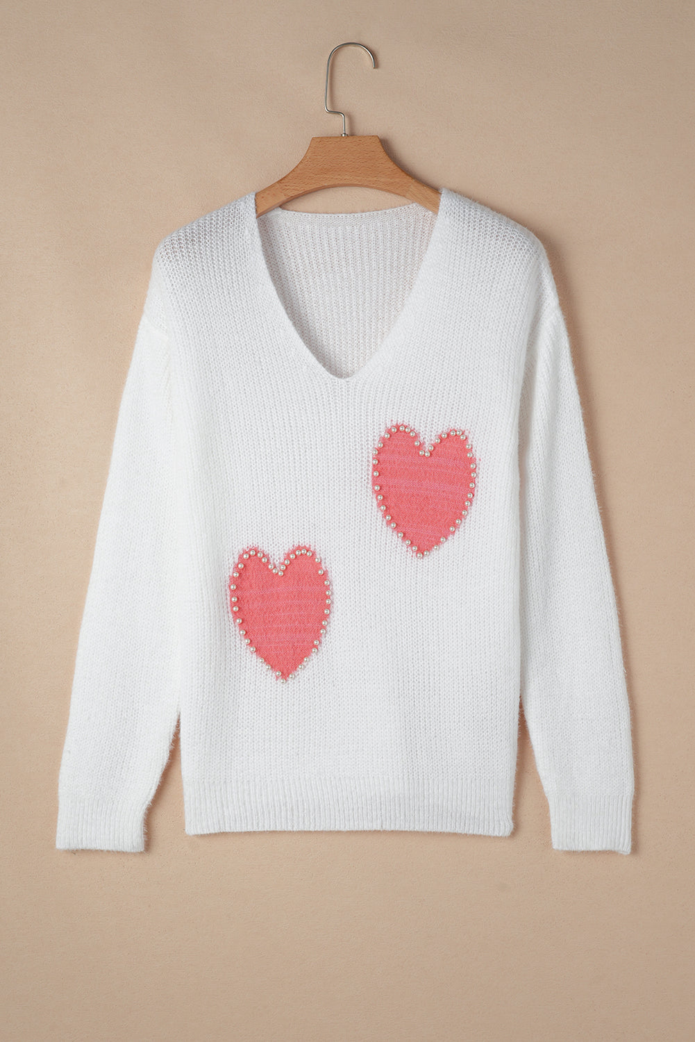 Pull pelucheux à col en V et motif cœur perlé blanc