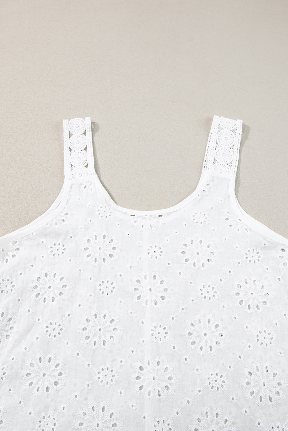 Débardeur blanc à broderies d'œillets-A WOMAN WE LOVE