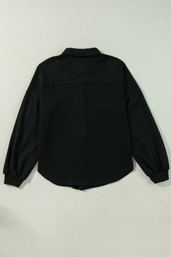 Chaqueta sorprendida abotonada en negro en relieve