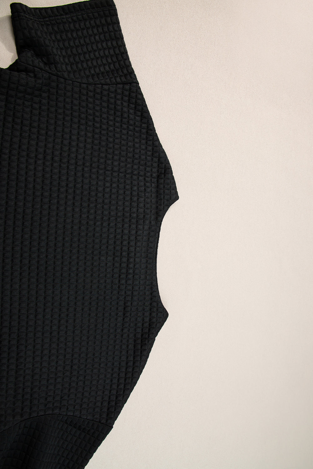 Conjunto de camiseta corta con textura de celosía negra y pantalón jogger