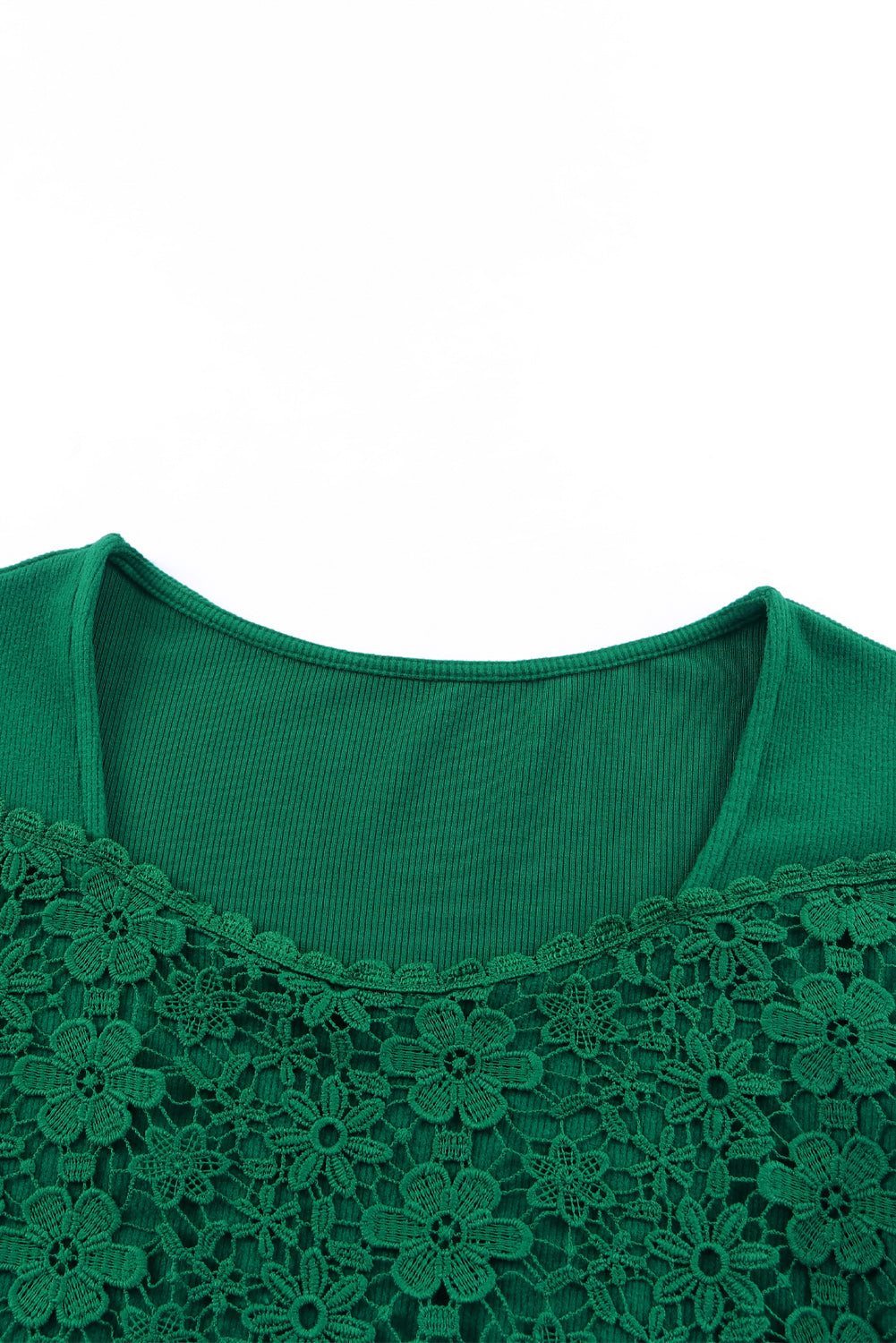 Haut vert à manches longues et col en V au crochet en dentelle