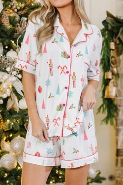 Camisa de pijama blanco con mangas cortas y pantalones cortos estampados en Navidad