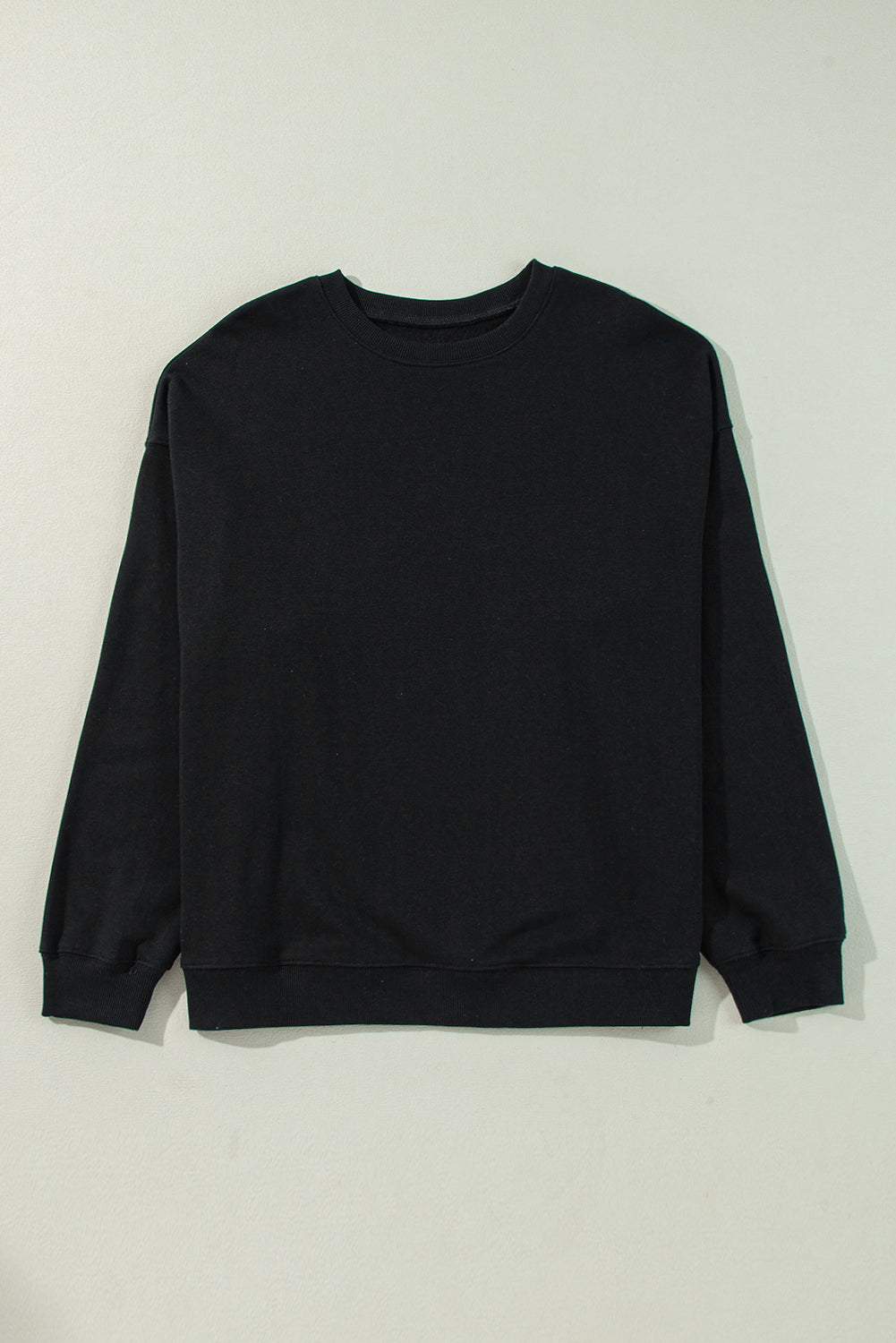Sudadera negra unida con cuello y hombros caídos, gran tamaño