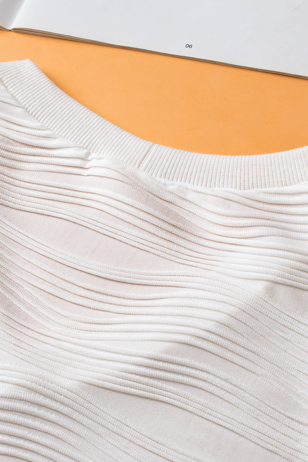 White high with short sleeves and tight -colored V -collar collar