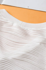 White high with short sleeves and tight -colored V -collar collar