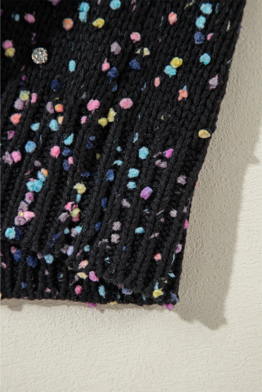 Cardigan pull à confettis multicolores à décor de strass noir