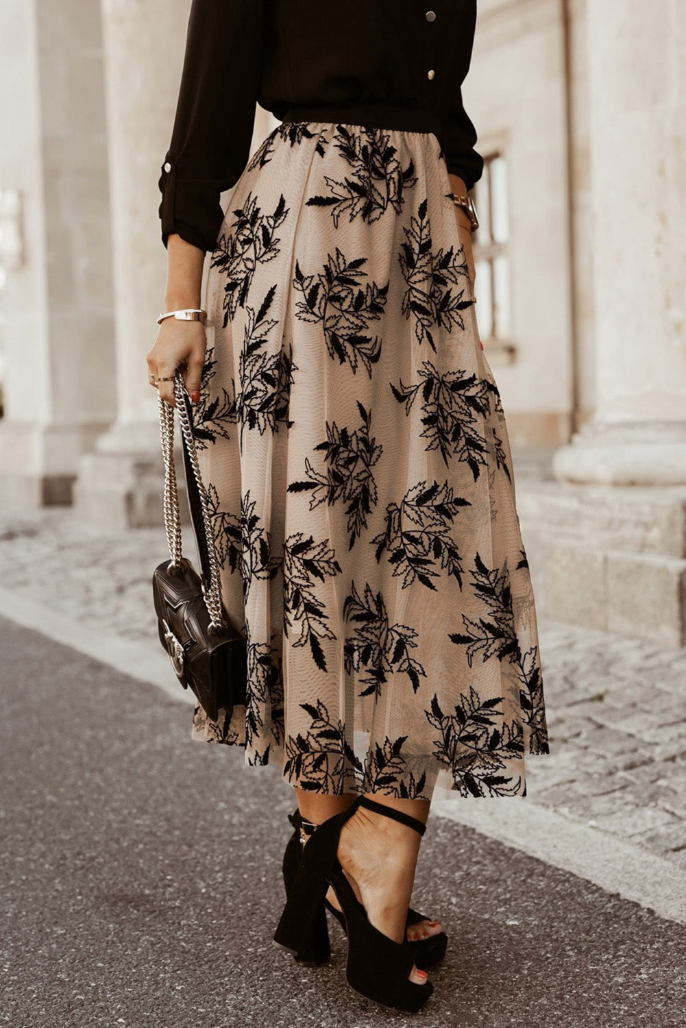 Long waist skirt embroidered with apricot floral leaves