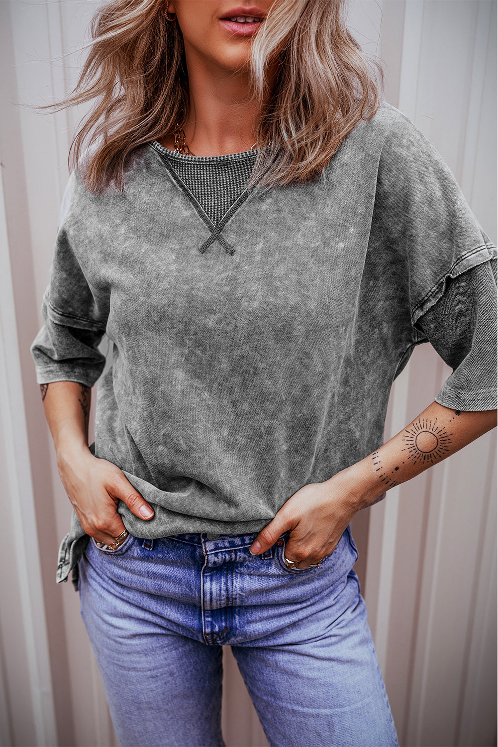 Camiseta de hombro sorprendida con hombros caídos y costuras expuestas, lavado de minerales, Filippin Gray