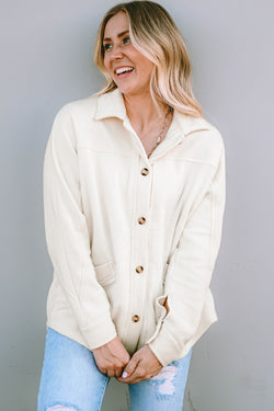 Chaqueta beige abotonada con bolsillo y dobladillo crudo