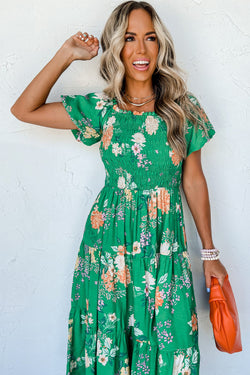 Vestido de mediodía con brotes en varios niveles y estampado floral verde