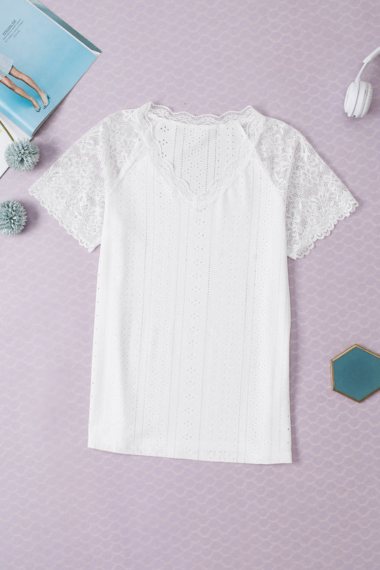 White t-shirt embroidered with short lace lace.