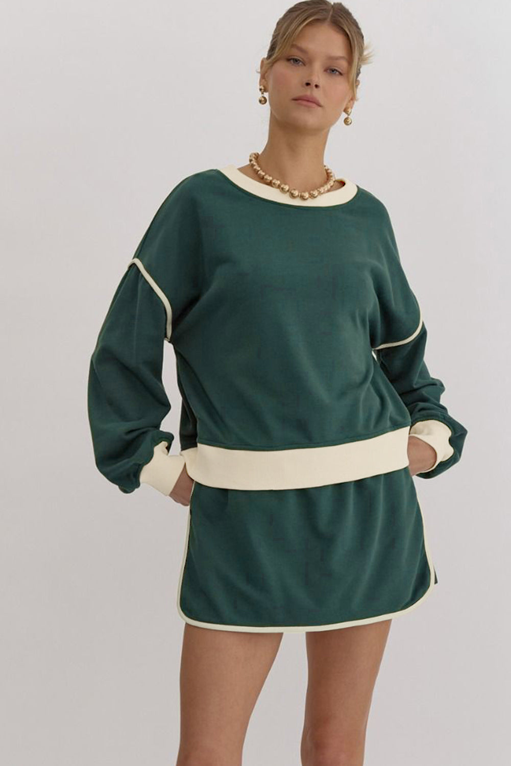 Ensemble pull ample contrasté de couleur Evergreen et jupe-short à lacets à la taille