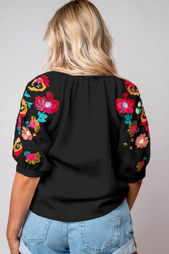 Blusa con textura negra con mangas hinchadas y bordado floral Ricrac