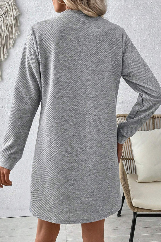 Straight textured dress with long gray -colored sleeves