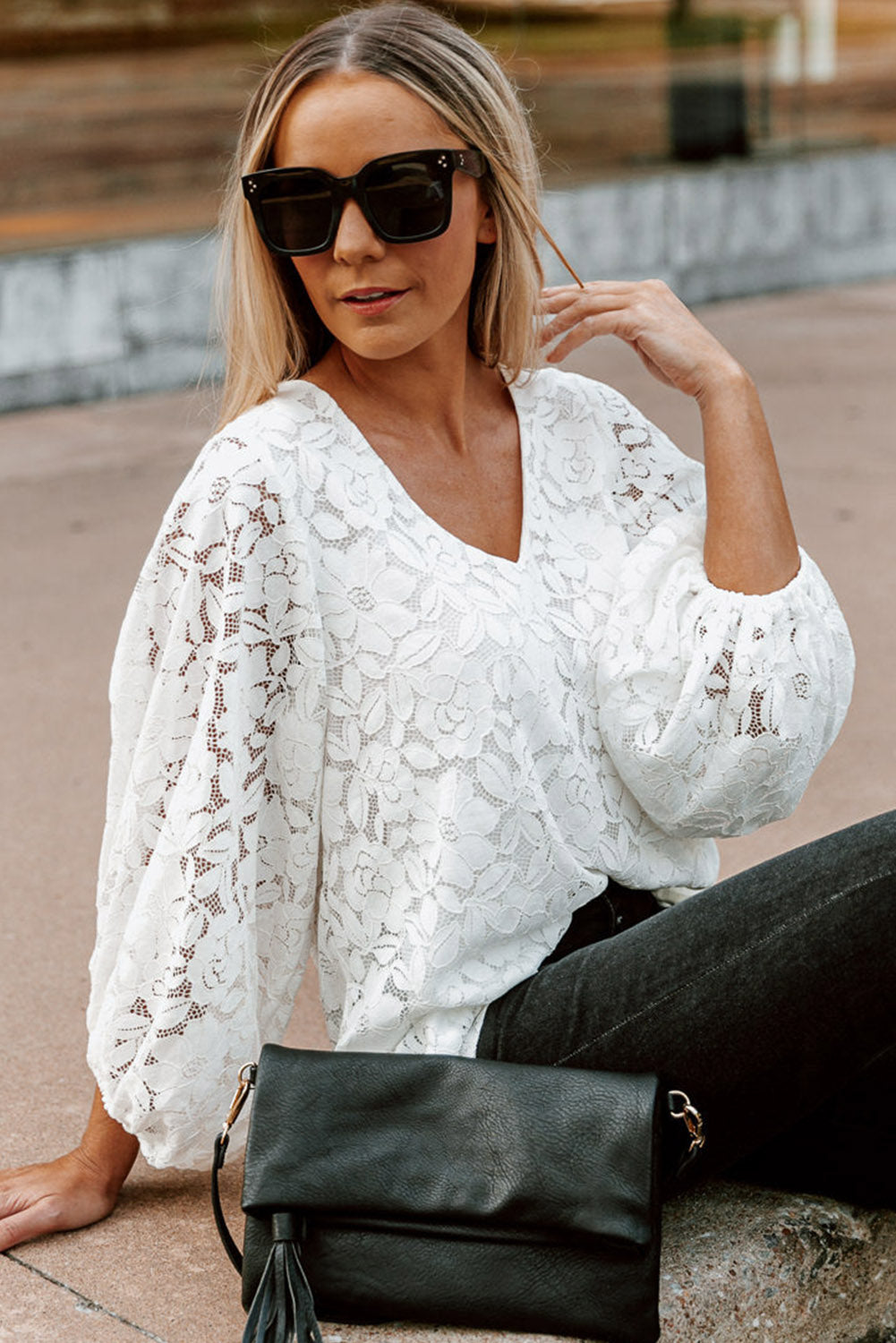 Top holgado con cuello en V y encaje floral blanco