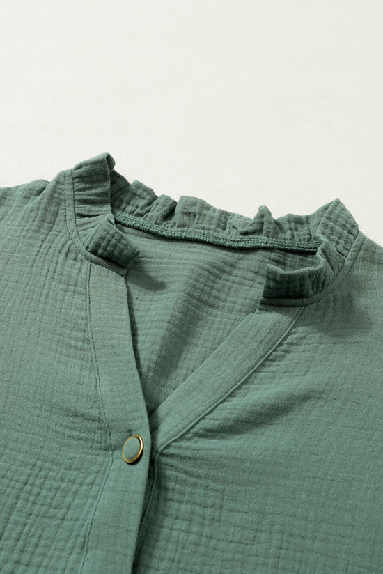 Camisa verde arrugada con cuello dividido y volantes