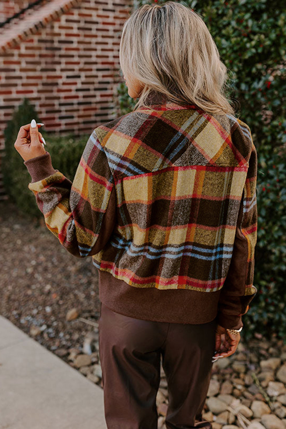 Veste marron à carreaux imprimés avec poches poitrine et fermeture éclair à boutons et col montant