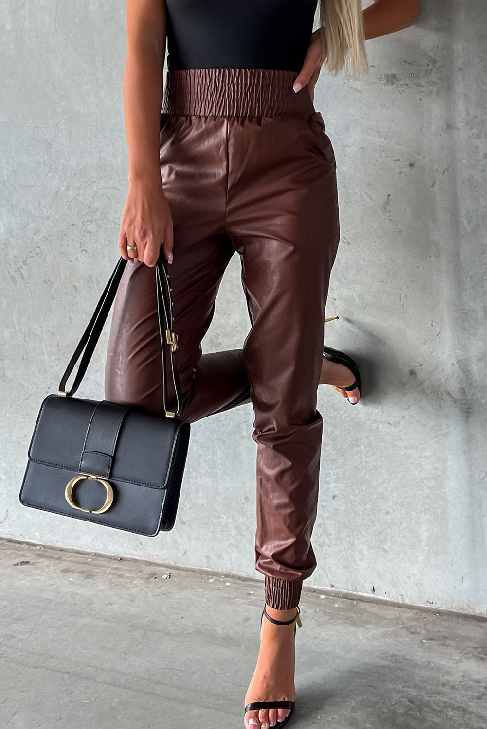 Pantalon skinny en cuir taille haute smocké marron