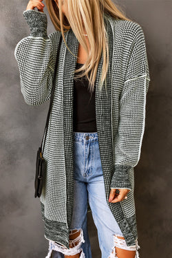 Cardigan long tricoté à carreaux gris ouvert sur le devant