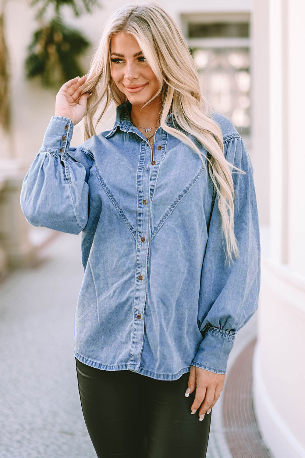 Chemise en jean bleu ciel à manches bouffantes et coutures en forme de V