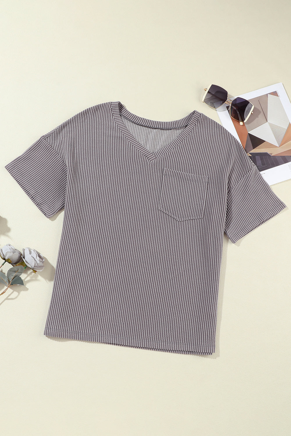 Camiseta grande de gris claro con cuello en V y bolsillo para el pecho