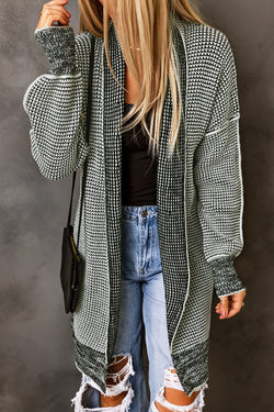 Cardigan long tricoté à carreaux gris ouvert sur le devant