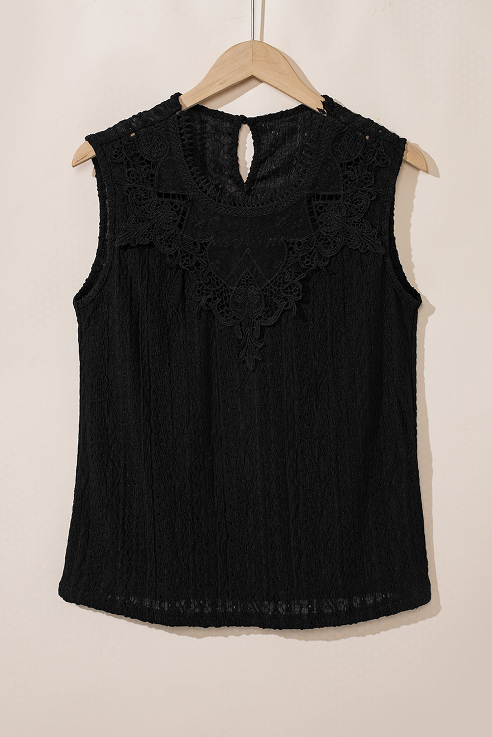 Débardeur noir en dentelle guipure au crochet avec trou de serrure dans le dos-A WOMAN WE LOVE