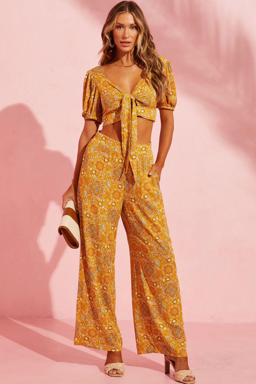 Pantalones anchos con bolsillos y estampado floral bohemio amarillo