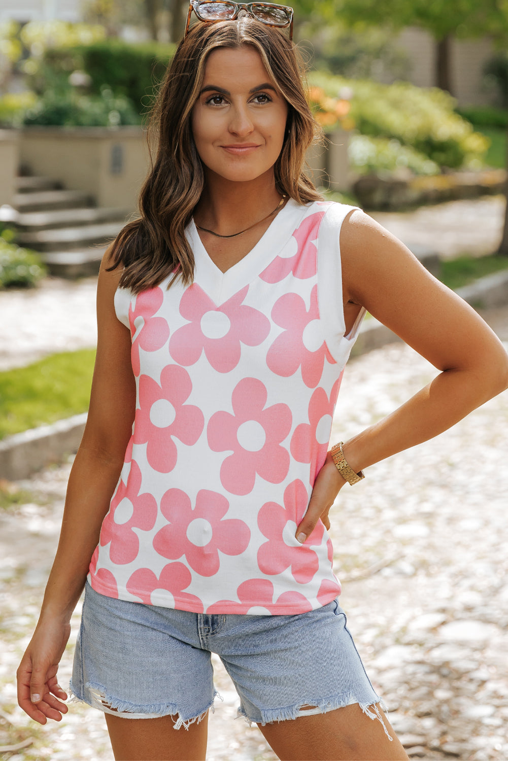 Débardeur rose à col en V tricoté avec jolies fleurs-A WOMAN WE LOVE