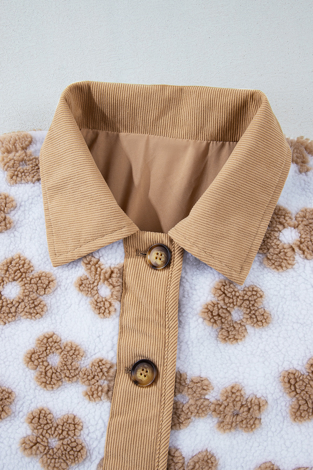 Français léger beige mignon bouton de motif de fleur veste en polaire