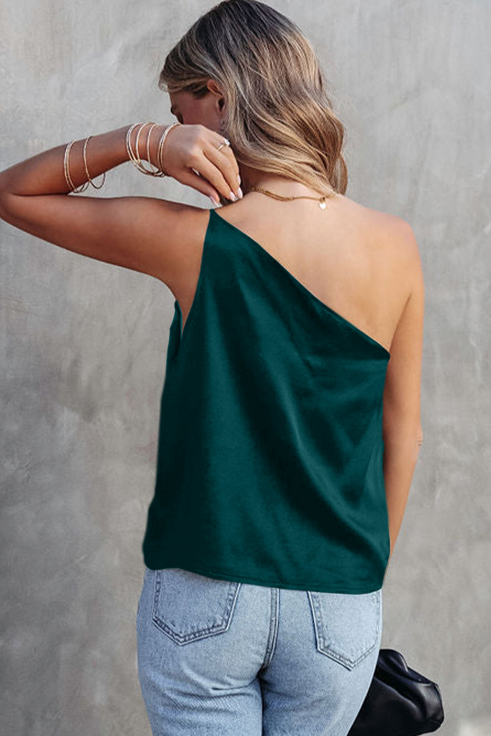 Débardeur ample à une épaule en satin vert d'eau-A WOMAN WE LOVE