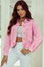 Chaqueta de mezclilla rosa con bolsillos y remaches con tachuelas