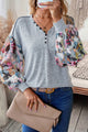 Gris alto con flores y mangas de linterna, mosaico abotonado, V -neck