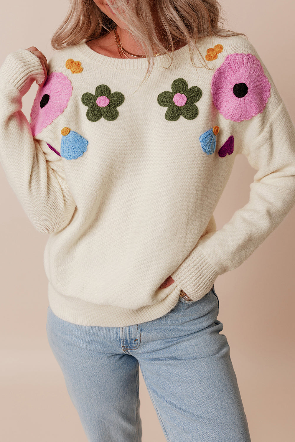 Pull tricoté beige à bords côtelés à motif de fleurs